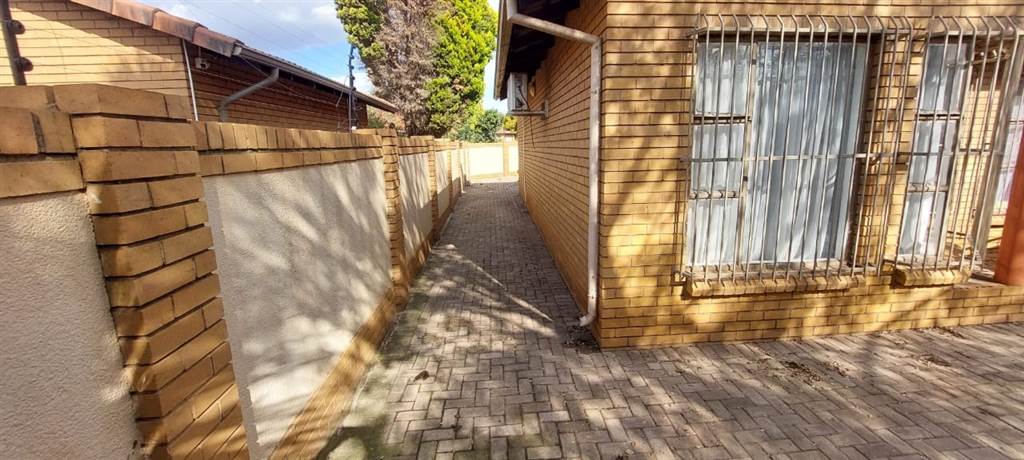 2 Bed Townhouse in Delmas photo number 5