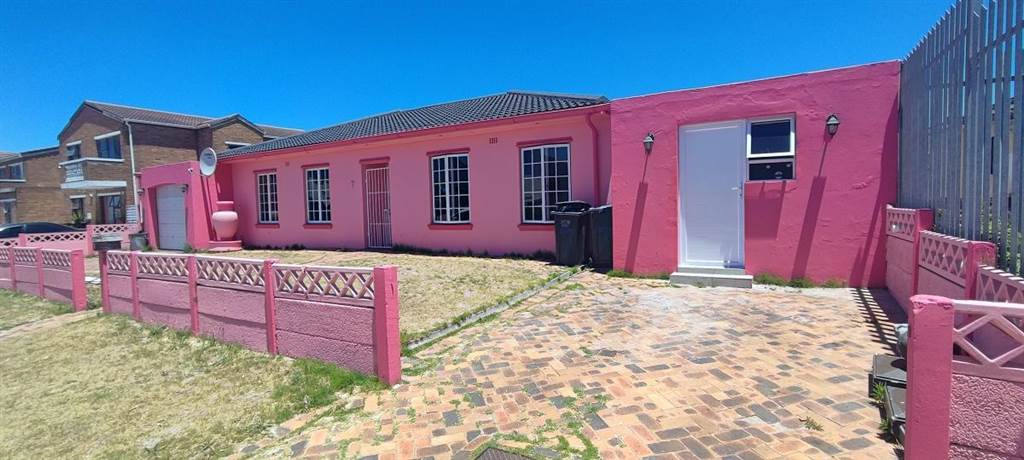 4 Bed House in Strandfontein photo number 27