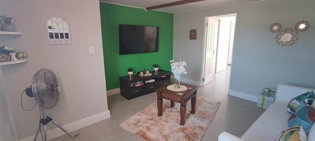 4 Bed House in Strandfontein photo number 9