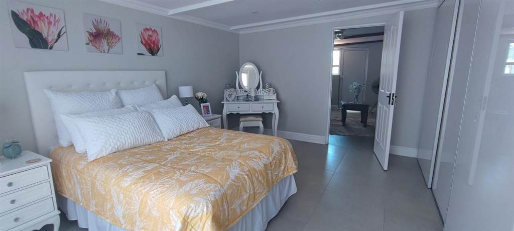 4 Bed House in Strandfontein photo number 11