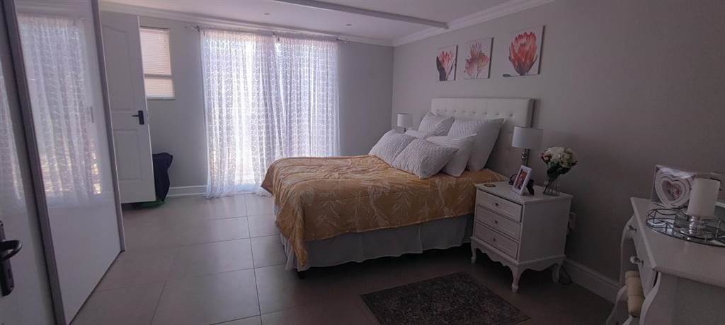 4 Bed House in Strandfontein photo number 10