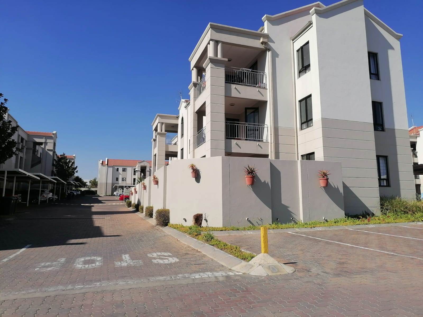 2 Bed Apartment in Olifantsfontein photo number 4
