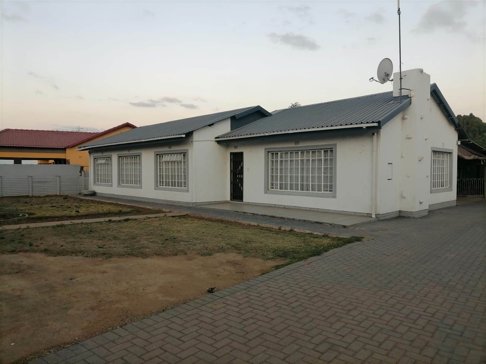 3 Bed House in Vereeniging Central photo number 3
