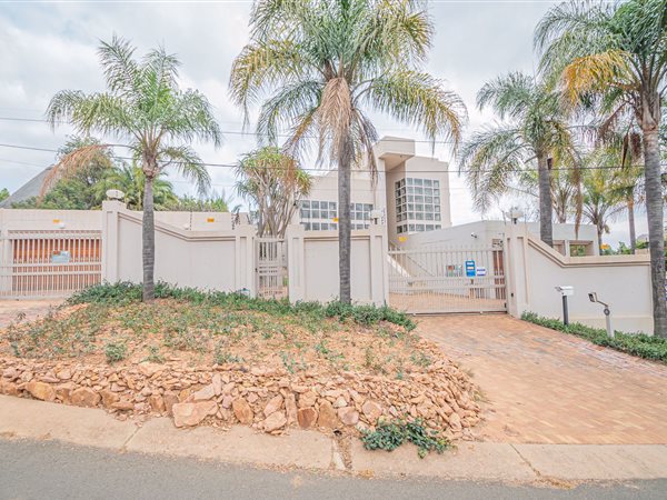 6 Bed House in Newlands