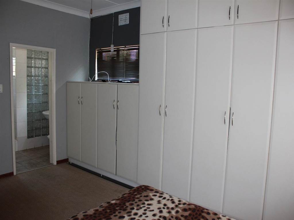3 Bed House in Athlone Park photo number 17