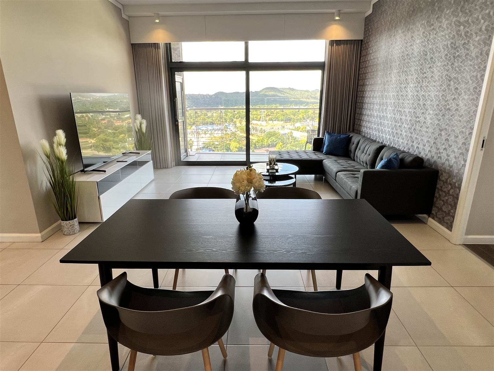 2 Bed Apartment in Menlyn photo number 6