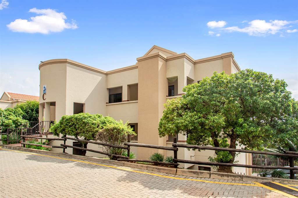 2 Bed Apartment in Constantia Kloof photo number 21