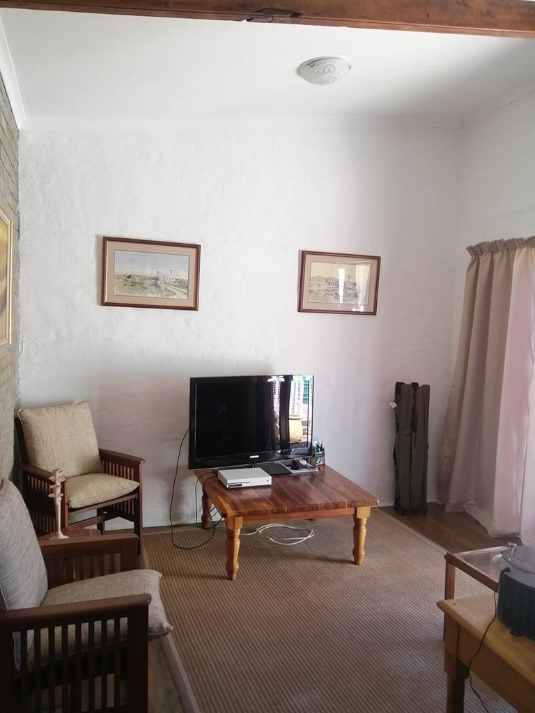 1 Bed Apartment in Graaff Reinet photo number 3
