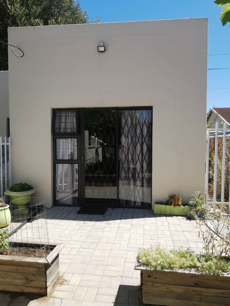 1 Bed Apartment in Graaff Reinet photo number 1