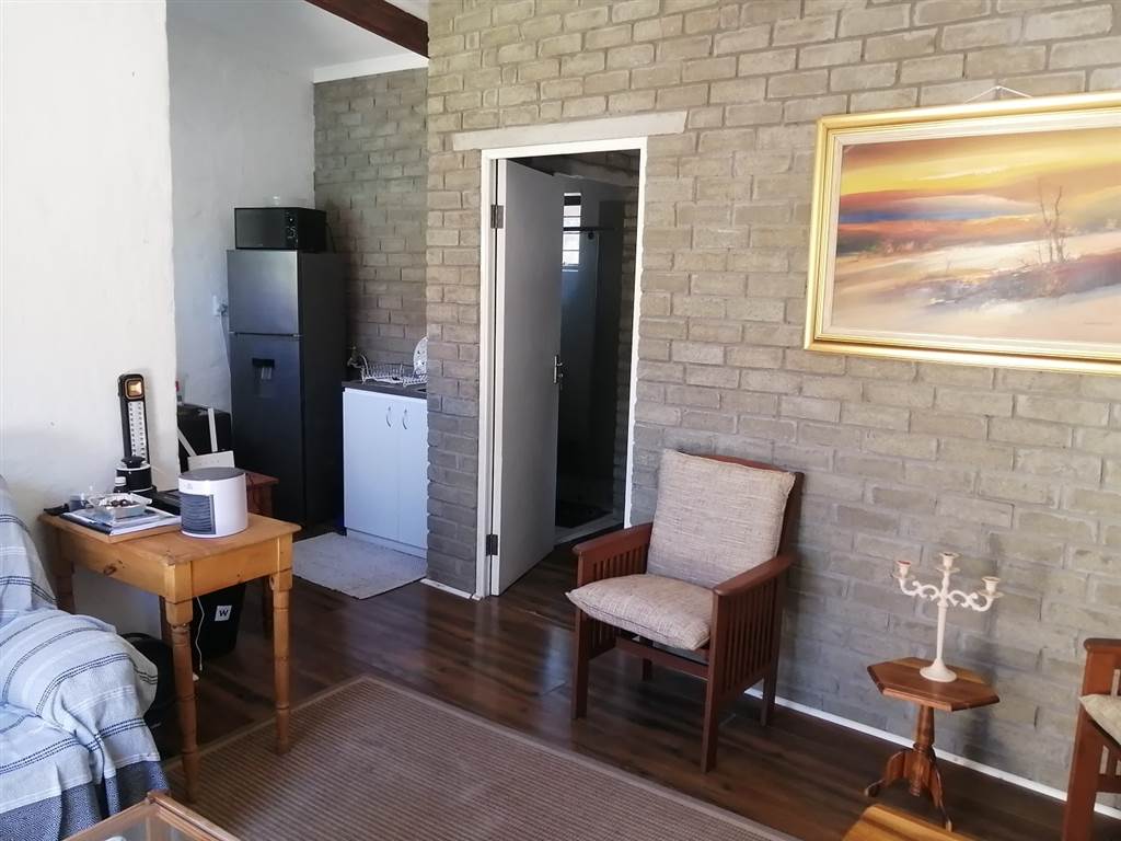 1 Bed Apartment in Graaff Reinet photo number 2