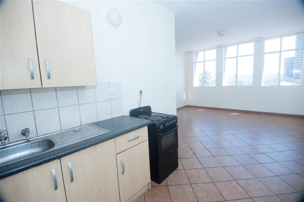 Bachelor apartment in Pretoria West photo number 5