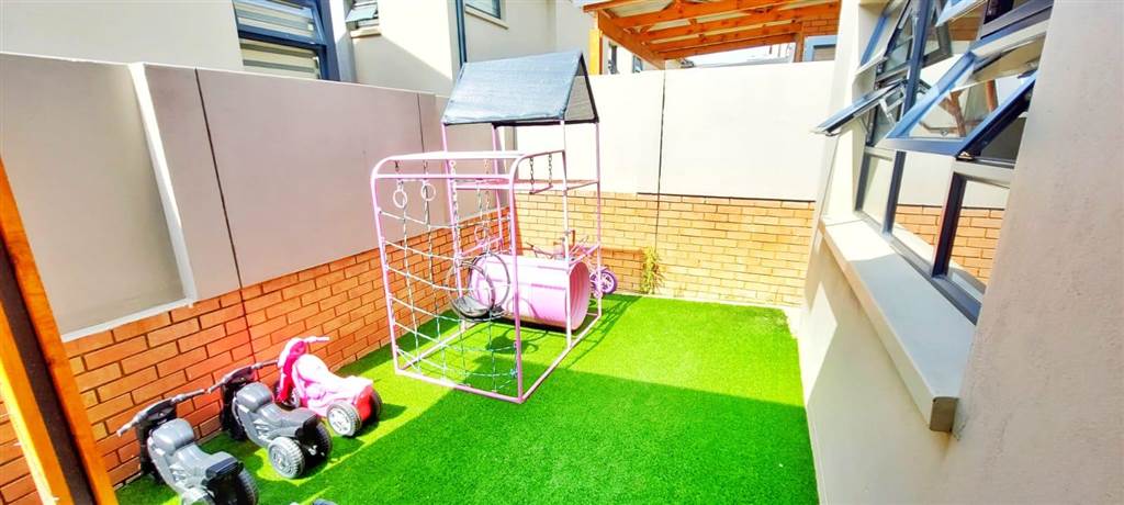 3 Bed Townhouse in Kyalami photo number 9