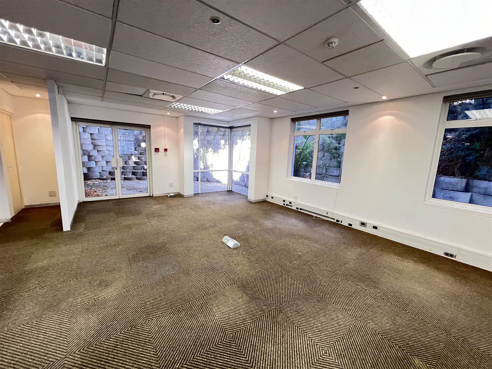 977  m² Commercial space in Mouille Point photo number 2