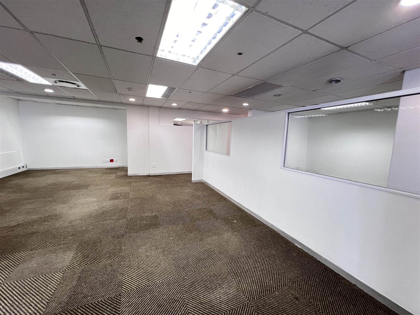 977  m² Commercial space in Mouille Point photo number 3