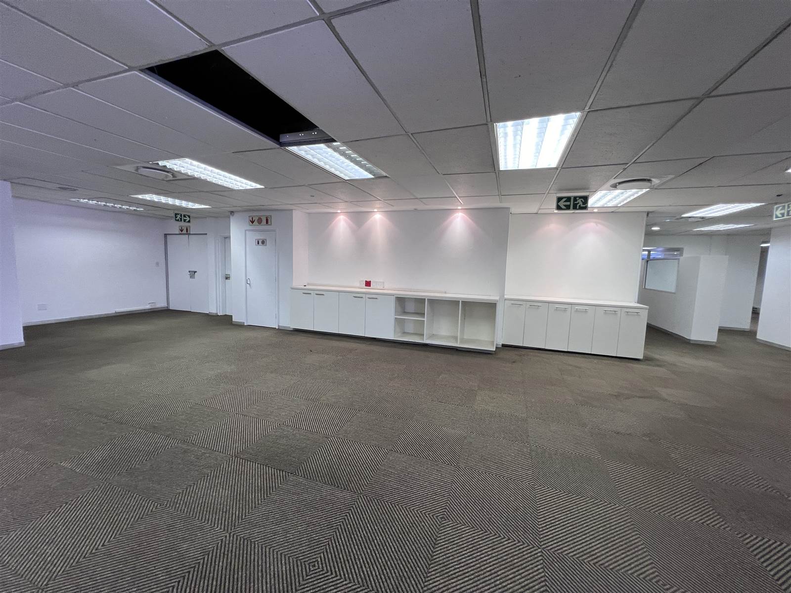 977  m² Commercial space in Mouille Point photo number 11