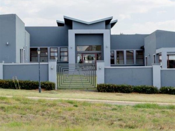 8 Bed House in Mooikloof Equestrian Estate