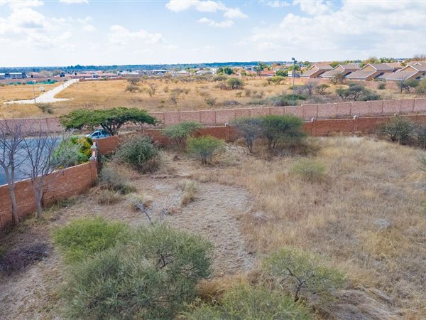 1 324 m² Land