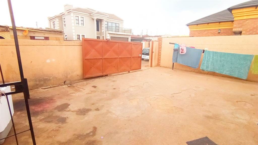 10 Bed House in Tembisa photo number 4