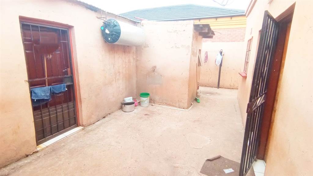 10 Bed House in Tembisa photo number 7