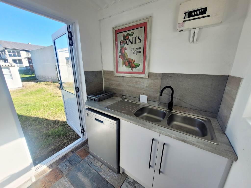 3 Bed House in Struisbaai photo number 24
