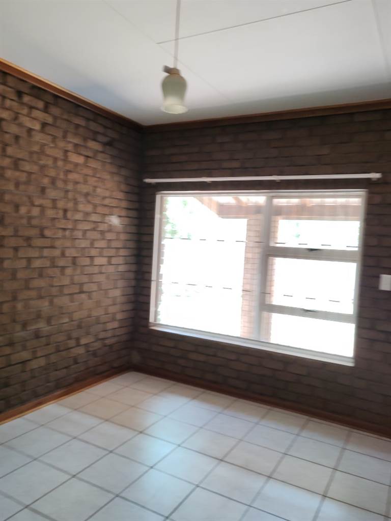 3 Bed Townhouse in Postmasburg photo number 17