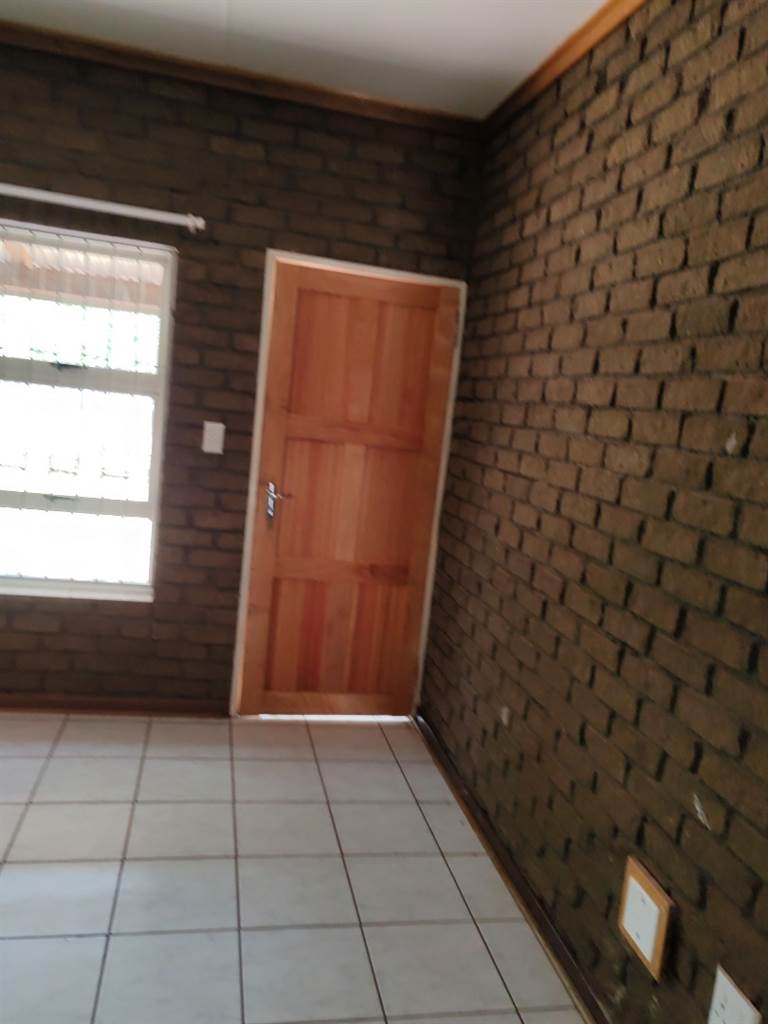 3 Bed Townhouse in Postmasburg photo number 18
