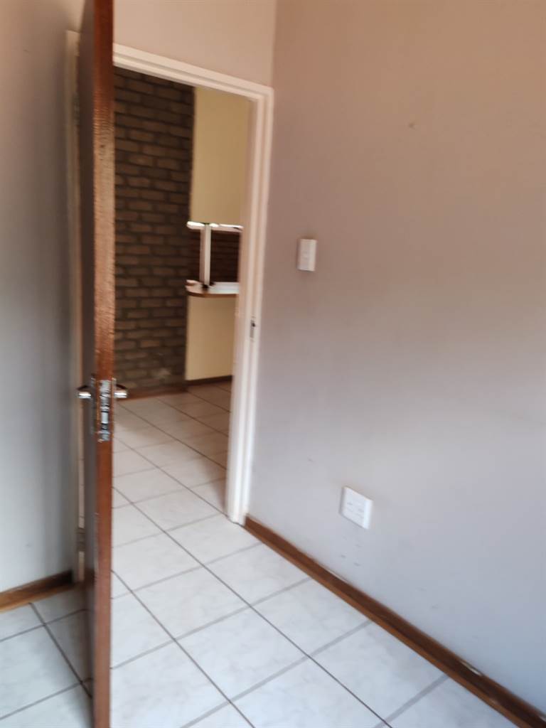 3 Bed Townhouse in Postmasburg photo number 15