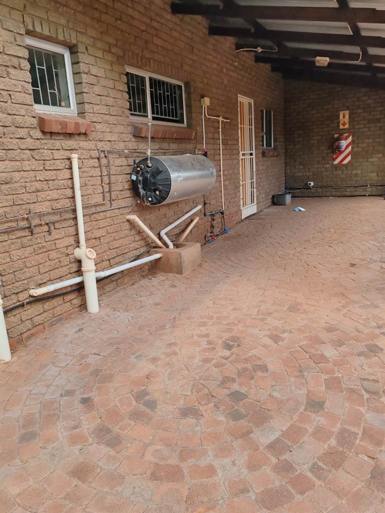 3 Bed Townhouse in Postmasburg photo number 6