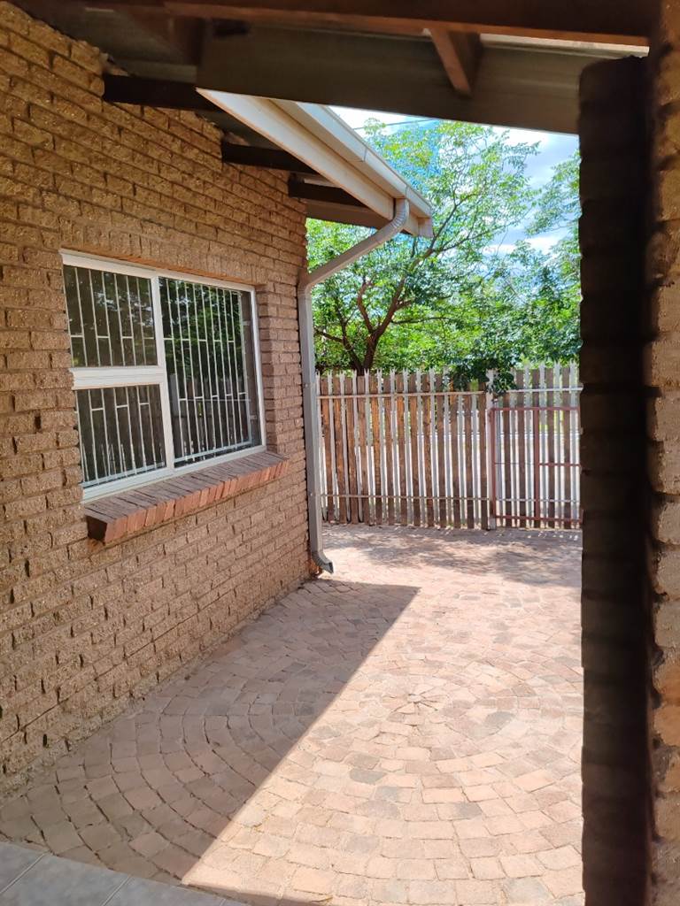 3 Bed Townhouse in Postmasburg photo number 3