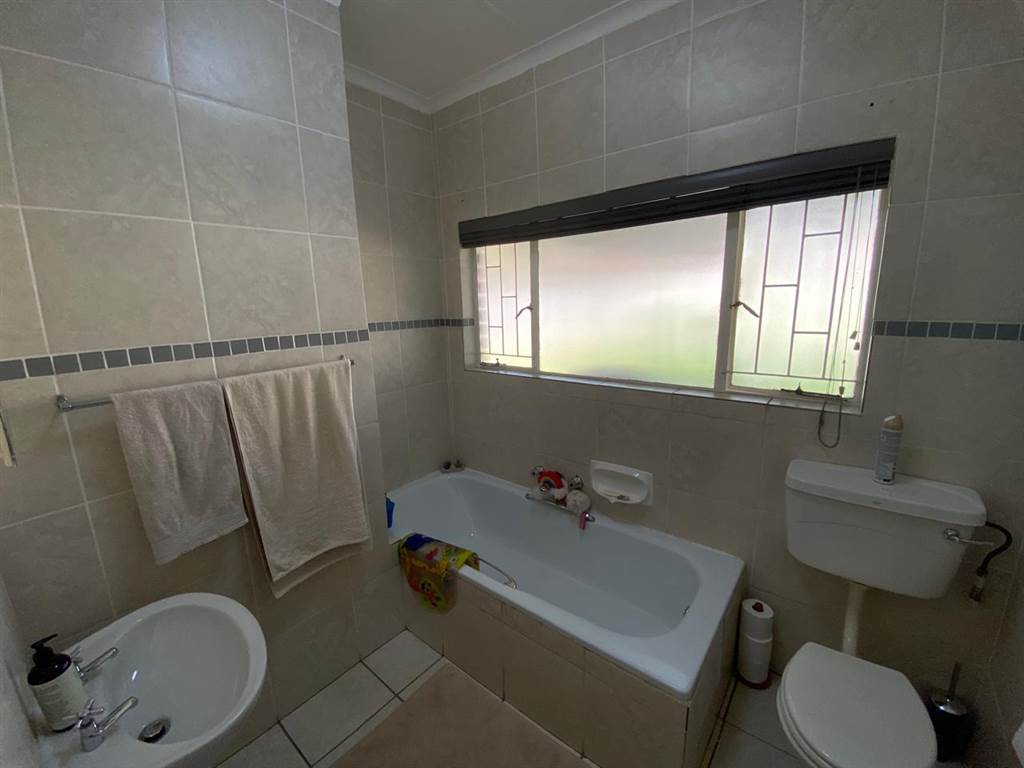 3 Bed House in Garsfontein photo number 12