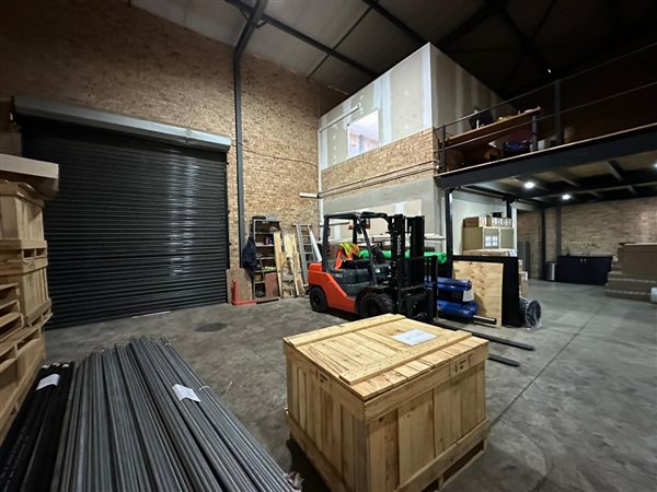 215  m² Industrial space