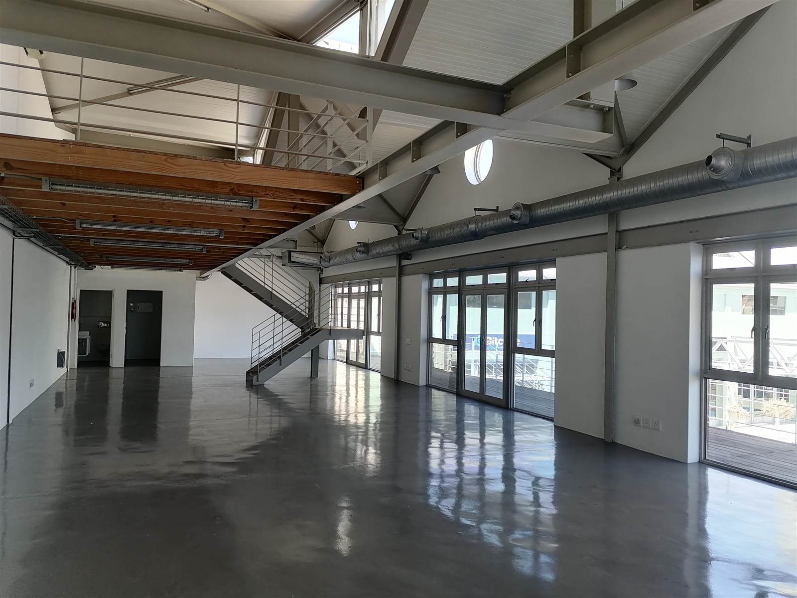 184  m² Commercial space in Woodstock photo number 1