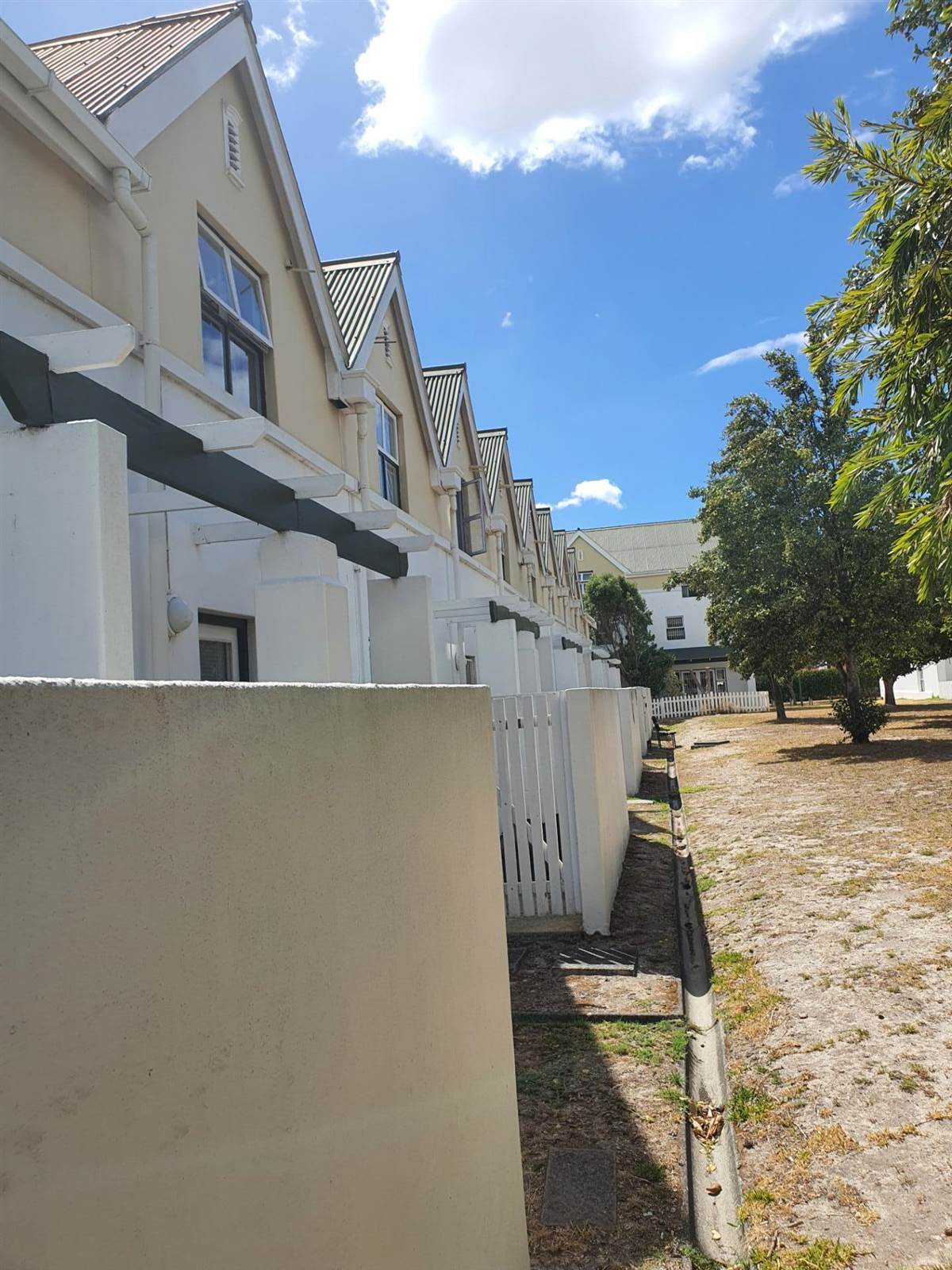 2 Bed Apartment in Rondebosch East photo number 4