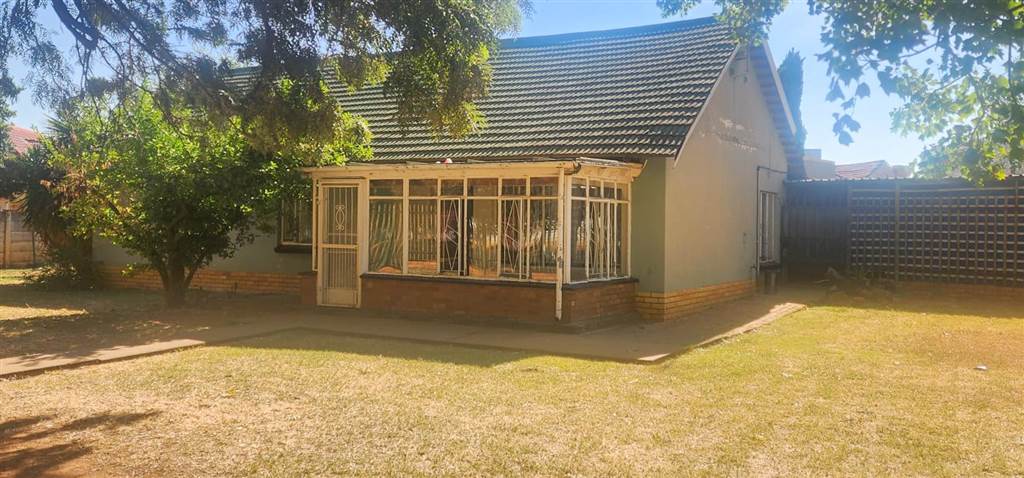 3 Bed House in Stilfontein photo number 3