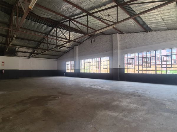 330  m² Industrial space in New Germany
