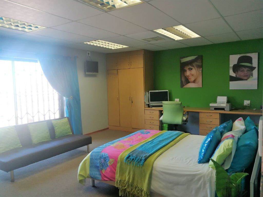 5 Bed Duplex in Buffelspoort photo number 20