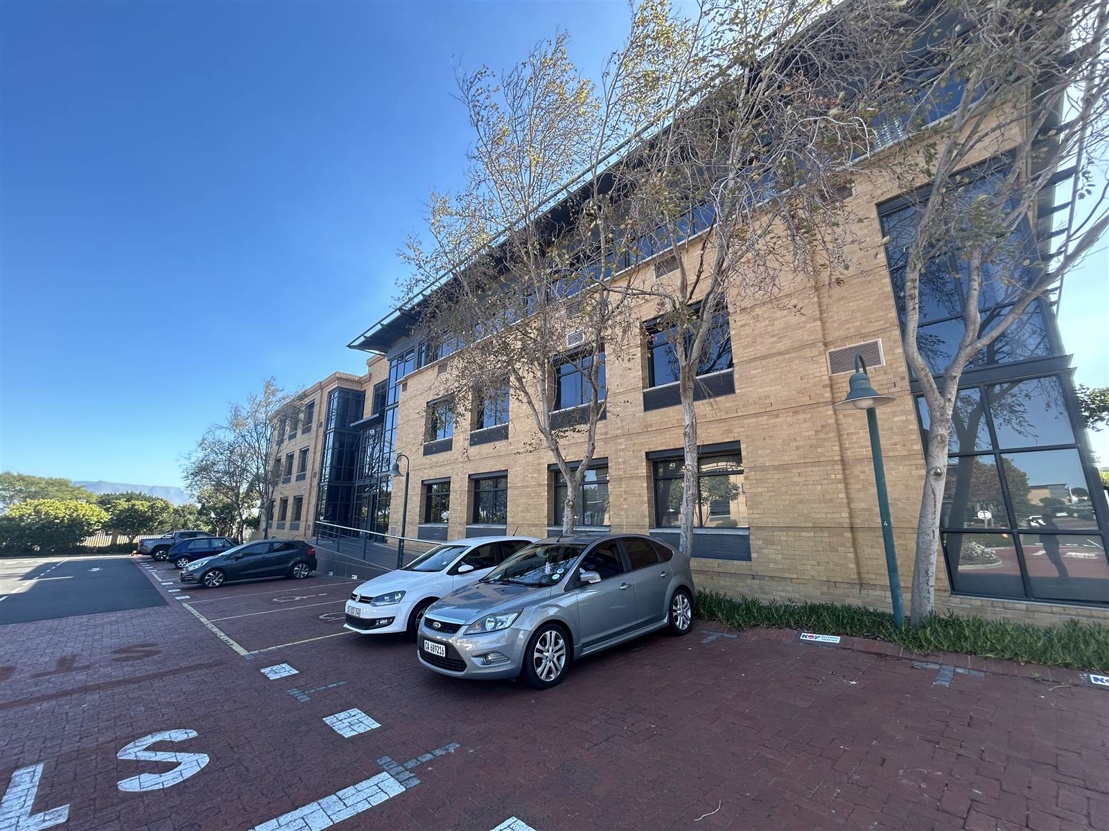 242  m² Commercial space in Plattekloof photo number 2