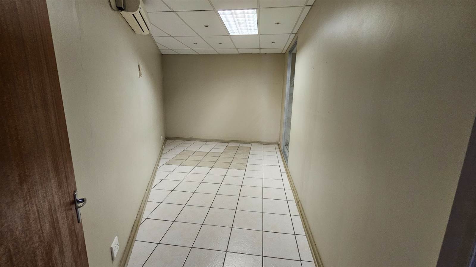 200  m² Commercial space in White River Central photo number 17