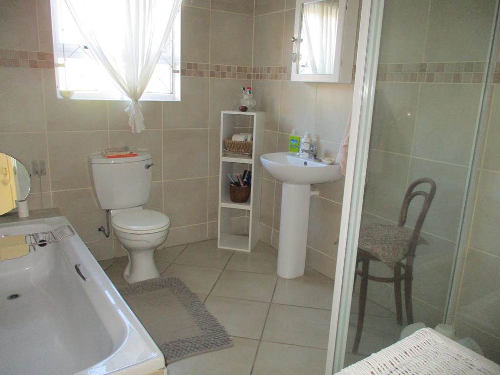 3 Bed House in Graaff Reinet photo number 13