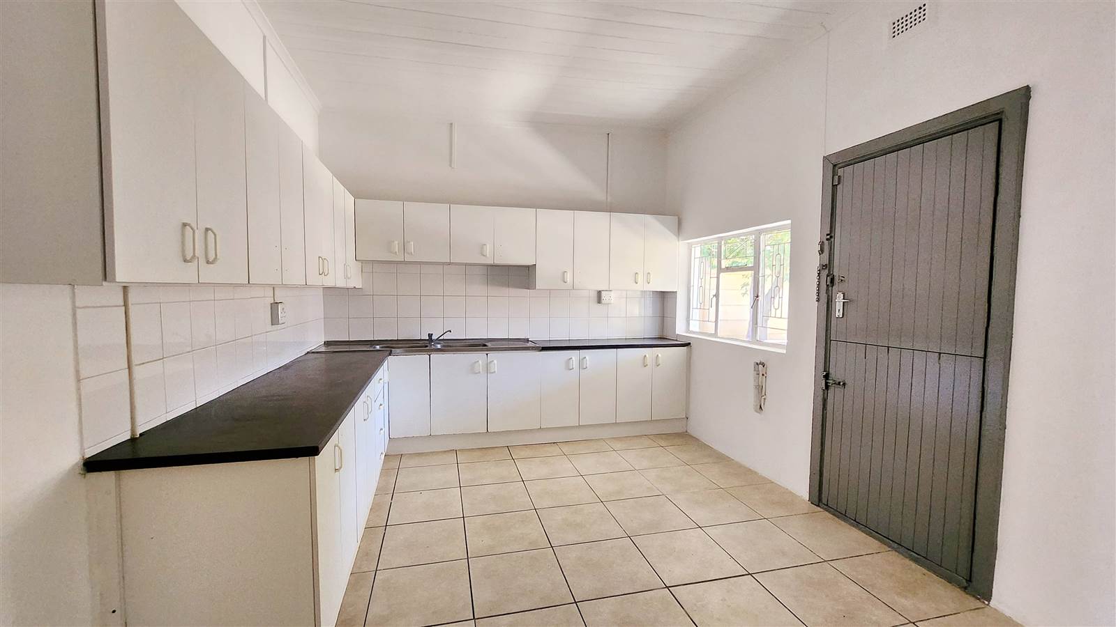 3 Bed House in Uitenhage Central photo number 6