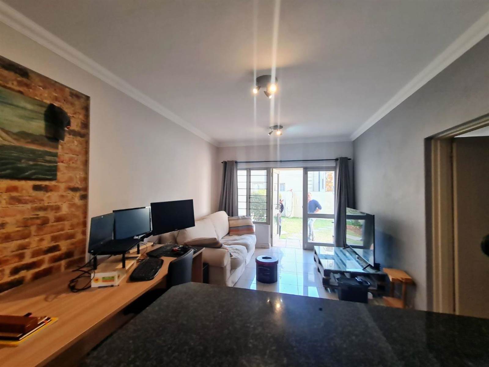 1 Bed Apartment in Parktown North photo number 5
