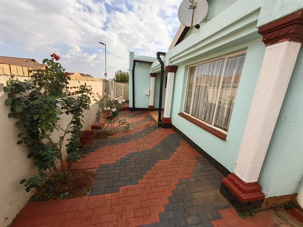 3 Bed House in Protea North photo number 27