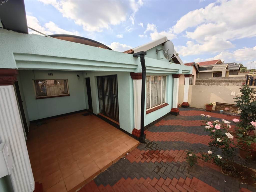 3 Bed House in Protea North photo number 2