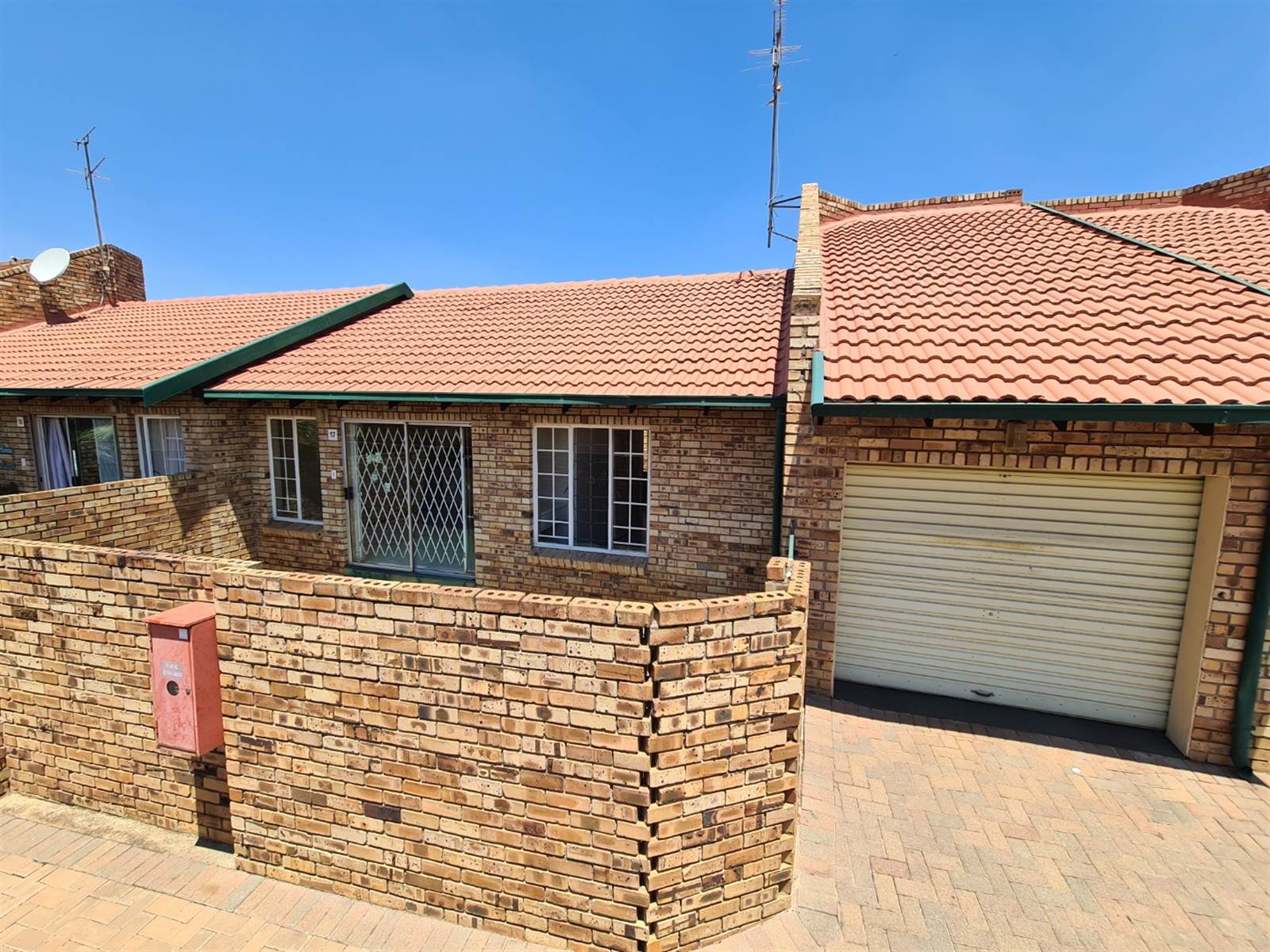 3 Bed Townhouse in Glen Marais photo number 1