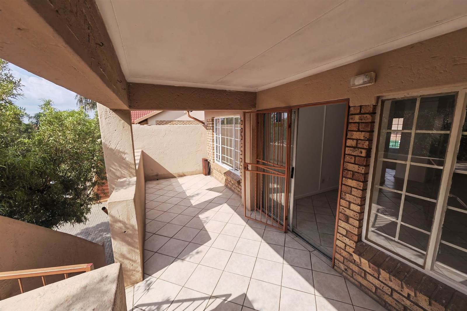 2 Bed Townhouse in Rooihuiskraal North photo number 2