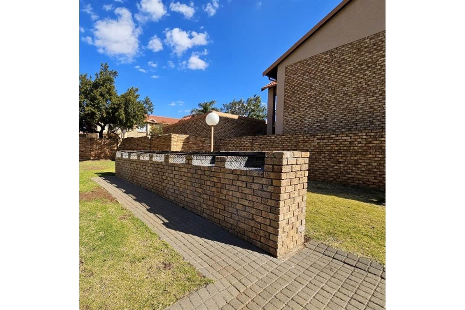 2 Bed Townhouse in Rooihuiskraal North photo number 10