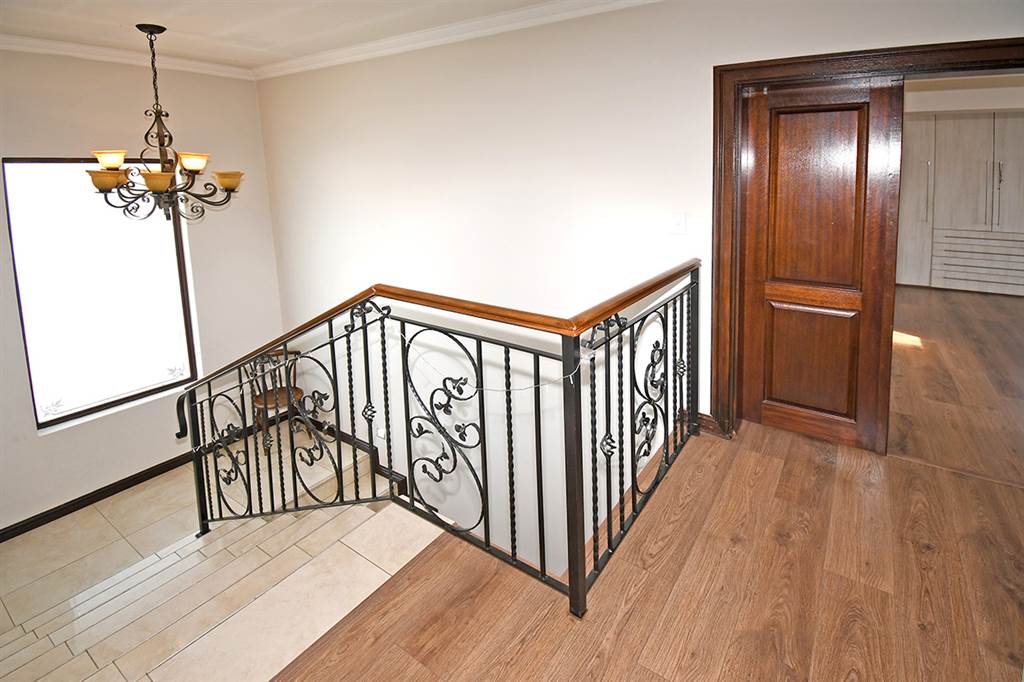 4 Bed House in Broadacres photo number 12