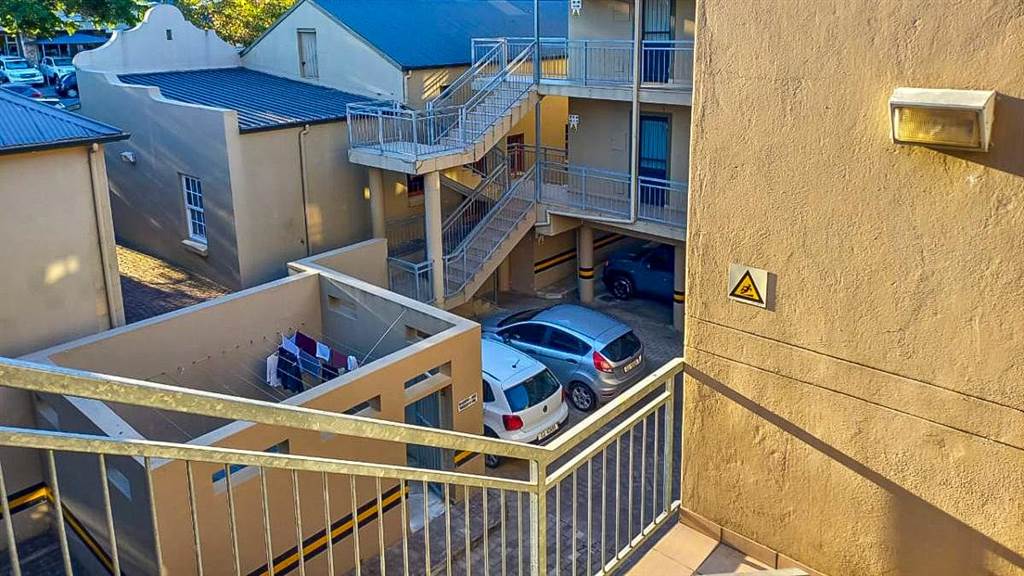 1 Bed Apartment in Northern Paarl photo number 11
