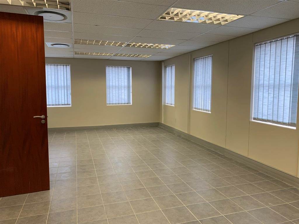 190  m² Commercial space in Walmer photo number 11