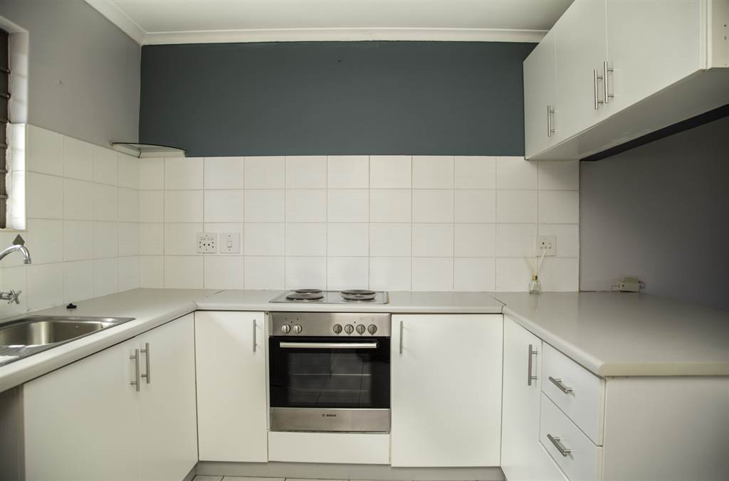 2 Bed Apartment in Sunningdale photo number 4